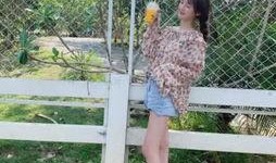 网红吃瓜视频允恩穿搭,吃瓜视频中的时尚潮流